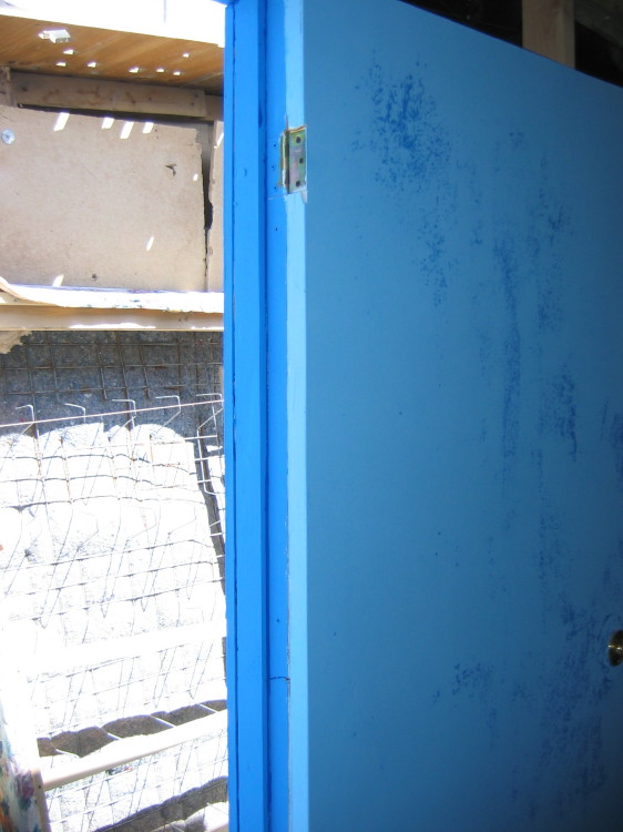 Image 120 of 168
the house will be the color of the door, we left them the paint for after the stucco dried